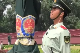 有这样一位烈日下连站两个小时纹丝不动的兵哥哥，你愿意给他点赞吗？视频封面