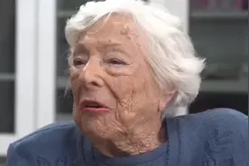 100岁老奶奶想体验化妆，儿媳妇给她简单上个妆视频封面