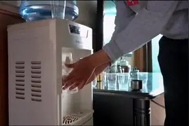 贵工商党委书记心系贫困学子“一对一”精准帮扶资助上大学视频封面