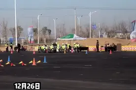 交警在练车场压弯帅炸了！网友：遇到铁骑别想跑，因为根本跑不掉视频封面