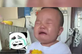 舍不得放下！宝宝用手抓玉米被烫哭，两只小手来回倒替也不舍得丢#萌娃搞笑日常 #人类幼崽成长记 @DOU+小助手 视频封面