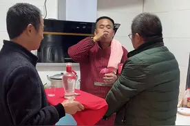 河南谢厨礼。火房大师傅，烟熏火燎，劳苦功高东家薄礼一份。仪式感满满，传承永远不能丢。你们那边有这种礼仪吗？不是河南人能看懂吗？#农村生活 #现场实拍 #传承传统文化 #传统习俗 @洋气哥《妇联主任》 @理所应当 @思雨子禾 @a.挖 @视频封面