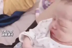 大一新生放假回家后整个人都懵了，爸妈趁他不在竟然偷偷生了个二胎视频封面