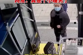 #小男孩护送怀孕妈妈坐公交，表现得无微不至，网友：真是个小暖男了！视频封面