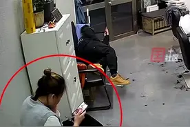 2月19日，山东淄博。女子被"长虫"视频吓到手机脱手，沙发上的老公却被她吓到闪脖，随后宠溺的一幕......真又惊又喜。视频封面