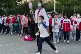 五年级女孩子身高180，高出同班同学一大截#校园时光 #个子高 