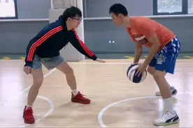 看完这个视频，你也能拥有这么轻松制造出投篮空间的方法！#篮球教学 #投篮空间 视频封面