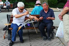 老爷子很有意思的演奏，像拉二胡一样拉着像木锯一样的乐器。