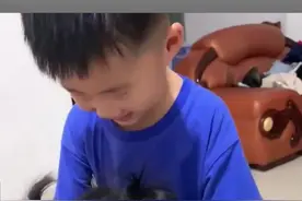 “小棉袄”上线！男孩犯错被妈妈用衣架教训，1岁妹妹化身“贴心棉袄”维护哥哥视频封面