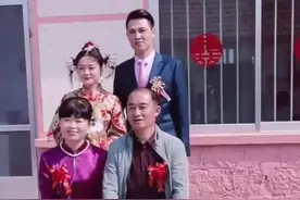 新人拍全家福狗狗悄悄入镜，可不能少了我～@抖音短视频视频封面