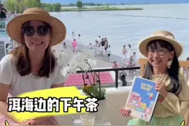 母女pk电子咕卡，谁的更好看呢？#机灵姐 #咕卡 #超萌鸭#贴纸素材