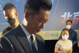 近距离看看#古天乐 ，咱就说古仔皮肤确实比较黑啊～给粉丝签名好认真！#娱乐评论大赏 #明日战记视频封面