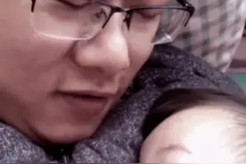 女儿发烧躺爸爸怀里，奶生奶气一直叫着爸爸，这可爱一幕暖化人心❤#感人 #小棉袄 #lytv临沂公共频道视频封面