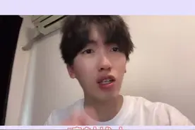 一小伙上课想上厕所不敢和老师说，憋到最后竟发生这样的事情？！看到最后告诉你答案！视频封面