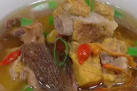 排骨菌菇汤的做法，鲜嫩多汁，一点也不柴#排骨汤 #爱生活爱美食