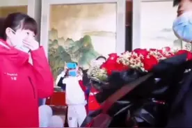 求婚时口罩戴歪，被护士女友打断😂😂网友：专业就是专业，高标准严要求！这盆狗粮先干为敬！#求婚 #辽宁视频封面