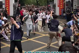 2021湖南高考正式结束，长沙市一中考点的孩子们飞奔冲出考点视频封面