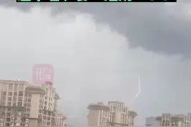 七夕节当天下班高峰期，昆明电闪雷鸣！冰雹橙色预警+强对流黄色预警！#昆明七夕要泡汤 视频封面