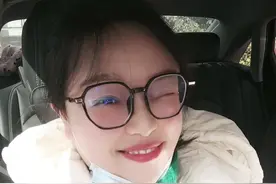 拿完报告单心情喜悦，对于我这个抗癌人来说，当年医生说我活不了几个月，因为当时是低分化腺癌又转移上淋巴，能活着也算是奇迹，对于每次的报告单我们心里的期望，大概只有生病的人才能懂，不管怎么样，五年熬过来了，所有受的苦在这里都不算什么了，病友们静养为主，食疗养生，适合自己的运动就好，不能超负荷的去做事情，一切以保命为主，我也算是拿到了这个生命中的奖杯，活着的奖杯🏆，谢谢你们的关注❤️视频封面