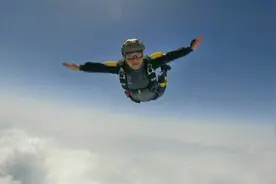 4000米高空跳下 享受自由落体吧 幸运会眷顾勇敢的人   Keep视频封面