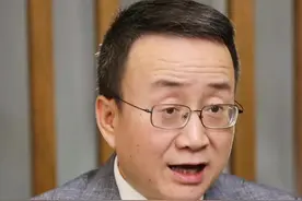 孩子晚上睡觉摸妈妈的耳朵，肚子，或者需要抱一个小毯子，玩具🐻时，你要注意啦，这是安全感不足，或者依恋问题的表现#智慧父母 #家庭教育 #心理营养 6岁以后尤其要在意视频封面