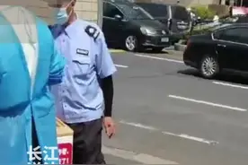 网友反映赠送户外势动者的雪糕，被上海某银行保安成箱装走：不是第一次了，感觉过分了点#你怎么看#社会百态视频封面