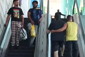 一个男人被一个不认识的男人摸了会是什么反应？视频封面