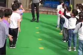 当幼儿园里有个猛男幼师，反差萌都溢出屏幕了，哈哈哈哈！#幼儿园里有猛男 #反差萌视频封面