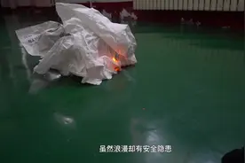 打火石粒当烟花放 虽然浪漫但有安全隐患#有趣的知识又增加了视频封面