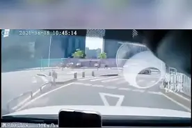 8月18日，广东深圳。女乘客要求司机逆行抄近路遭拒绝，被激怒后报警投诉，称司机绕路，还说“被人挟持”…