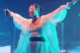 时隔多年 终于听懂了#陈粒 的这首#走马 大概意思就是：你在对岸走马观花，我在这里永远牵挂。#民谣视频封面