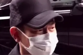 #吴孟达设灵仪式 现任妻子侯珊燕携儿子到场送丈夫最后一程，星爷与华仔最先到场的明星，三人关系非常要好，重情重义视频封面