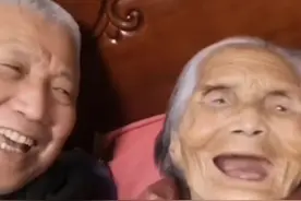 #长寿老人 白发大爷在母亲身旁一遍遍的叫妈，妈妈满脸幸福的回答着！#母亲 #妈妈的爱 视频封面