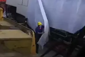 #桂林临桂的云轨又有新动作，一台新的动车车头运抵，并吊装上站台。 @抖音短视频视频封面