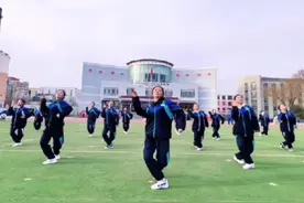 甘肃一高中，学生操场跳蒙古舞又美又飒！网友：这才是青春的颜色#学生时代 #记录校园生活 #活力满满 #可爱学生 视频封面