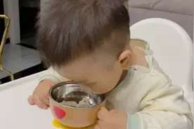给他说面条烫要吹一下，他居然每一口都吹吹再吃