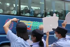 为了给考生加油，特警小哥哥也是拼了！ #高考 #逢考必过 #护航高考 视频封面