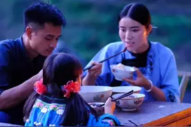 生活本就是柴米油盐，简简单单平平淡淡才是生活最真实的模样#农村生活#还原苗族生活本色#锅铲