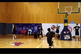 再来一波深夜福利吧，个个穿拖鞋扣篮。让拖鞋怎么想@胡明轩 @徐杰 @是那个赵睿视频封面