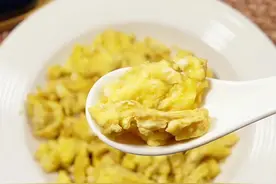 于谦大爷来教你做正宗老北京“赛螃蟹”没有螃蟹 却蟹味十足#德云社 #于谦 #鸡蛋的神仙吃法 