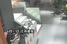 6月17日江苏淮安，狗子们太急了，还没等电动门完全打开，小狗一头撞碎玻璃门。视频封面