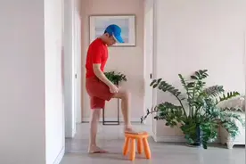 大腿外侧赘肉多，该敲胆经了，每天100下，疏肝利胆，排出垃圾视频封面