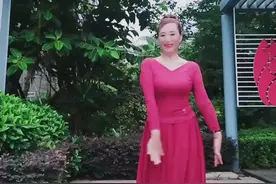 跳到一半鞋跟跳掉了，回家换鞋太麻烦，索性光脚再跳几遍，离开鞋子我还不跳舞了？#福建爱跳舞姐姐有多绝@抖音短视频视频封面
