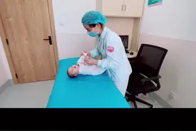 #抖音小助手 #宝妈 #新生儿 只要头不是特别软，就可以短时竖立抱了