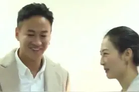 #何润东 携妻子出席活动，幸福真是肉眼可见，妻子虽只是普通售货员，他却对她宠爱不已，真是让人羡慕！