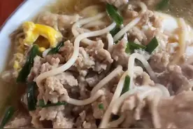 奶奶给孙子煮面盛满肉和鸡蛋，孙子好奇揭开奶奶的碗发现：碗里只有面条。视频封面