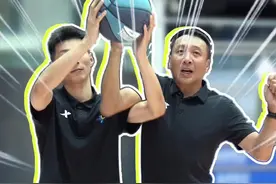 # #篮球教学 #知识分享 抢篮板在空中被夹住手犯规吗？#原创视频 #干货分享视频封面