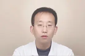 小胳膊疼你知道是什么原因吗？常见于全职妈妈和网球运动员，出现这种情况会影响正常生活，建议及早诊治！#医学科普 #网球肘疼痛 #康复医学 @抖音短视频 视频封面
