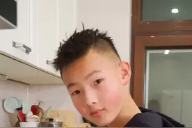 完了，这小子最近做甜品上瘾了#跟着抖音学做菜 #焦糖布丁 @王皓琦 视频封面