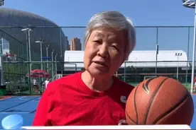 投篮球被卡在篮板和篮圈之间，怎么处理？#打篮球 #篮球裁判 #投篮 #久违了球场视频封面
